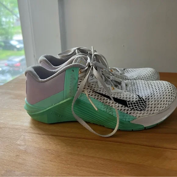 Nike Metcon 6 in Mint / Lavender / White | Used | Size 6 - Picture 2 of 10